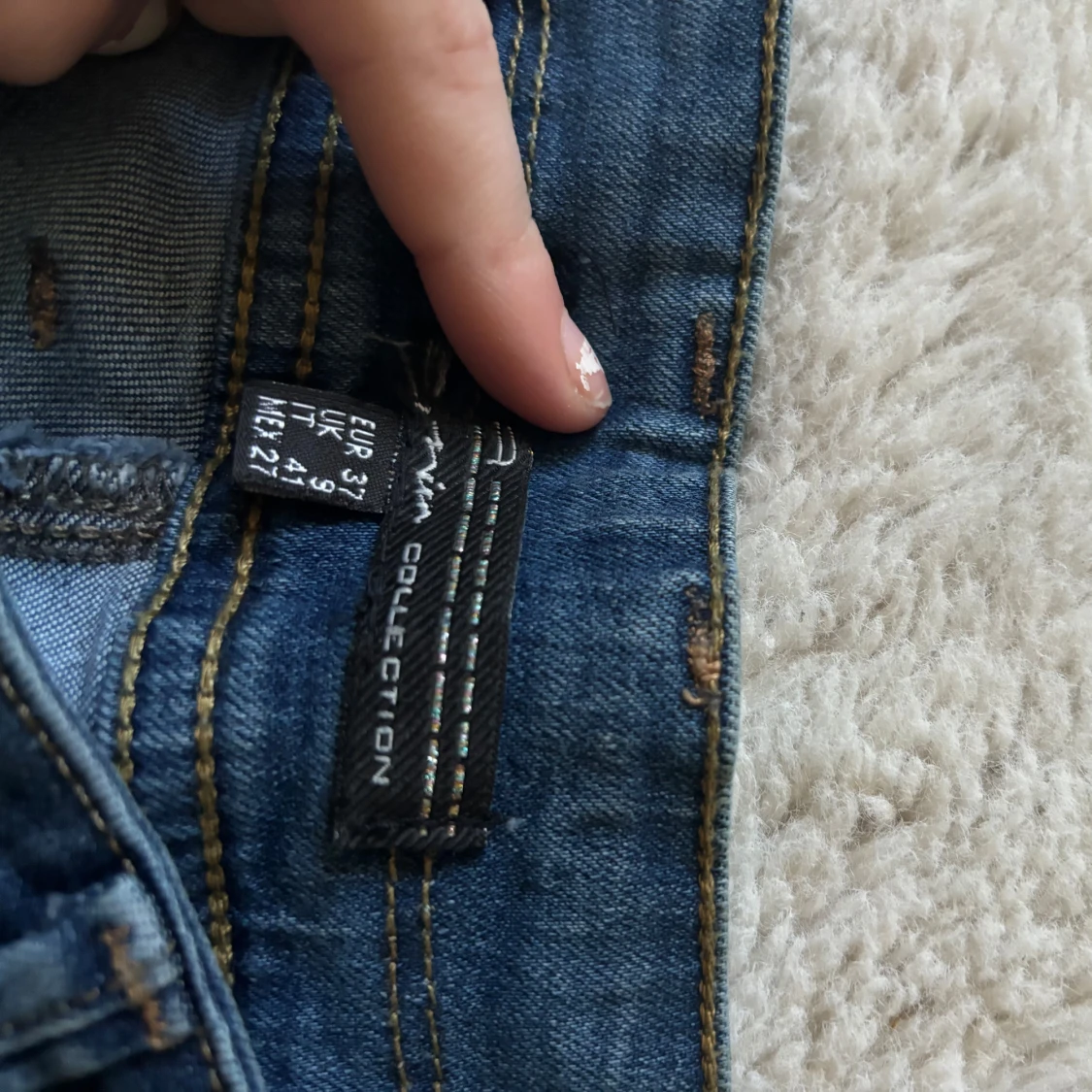 Blå jeans med knappar - 3