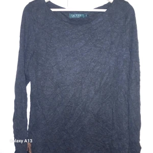 Mörkblå långärmad tröja från Ralph Lauren - Säljer en stilren mörkblå långärmad tröja från Ralph Lauren. Perfekt för en avslappnad och bekväm stil. Tröjan har en enkel design och är tillverkad i ett mjukt material.