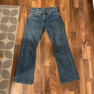 Levis 507 jeans - Snygga Levis 507 jeans i klassisk blå denim. De har en bootcut-stil och  har fem fickor och vanlig gylf. Perfekta för en avslappnad look.