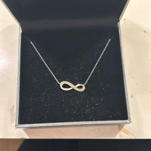 Silverfärgat halsband med oändlighetssymbol från Albrekts Guld - Elegant silverfärgat halsband med en oändlighetssymbol från Albrekts Guld. Perfekt för att ge en stilren touch till din outfit. Kommer i en snygg presentask. Ordinarie priset 1800kr men säljer för 400. Pris kan diskuteras 