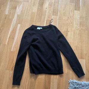 Svart tröja från Vila - Säljer en stilren svart tröja från Vila i storlek XS. Tröjan har långa ärmar och en klassisk rund halsringning. Perfekt för en enkel och snygg look.
