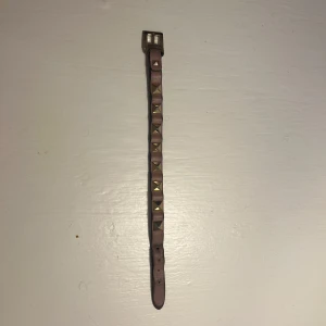 Valentino armband med nitar. - Snyggt beige/brunt valentino armband med guldiga nitar. Säljer för 650KR men är även ute för byten! Skickar samma dag som köpet går igenom!🌟Endast armbandet medkommer.