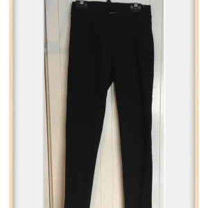 Svarta byxor från H&M i storlek 158 - byxor med fickor bak från H&M i en bekväm passform. Perfekta för en stilren look och kan enkelt matchas med olika toppar. Passar för ungdomar i storlek 158.. Fint använt skick* 