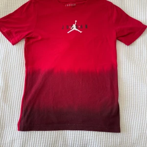 Michael Jordan T-shirt - Säljer denna fina T-shirt. Riktigt fint skick och inga defekter. Bara att höra av sig kring frågor och intresse. 