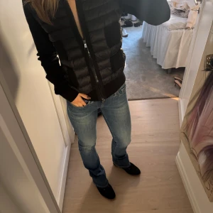 Blå lågmidjade Bootcut jeans Pepe Jeans - Snygga blå jeans från Pepe Jeans med klassisk femficksdesign och broderier på bakfickorna. Perfekta för en avslappnad stil. De har en bekväm passform, är lagom stretchiga och snygga! Storlek 24/32
