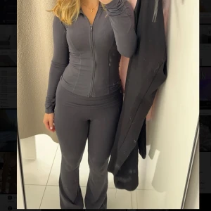 Yogapants - Mörkgrå yogapants från gina tricot, har två små hål på ena benet. Storlek xxs men passar mig som har s