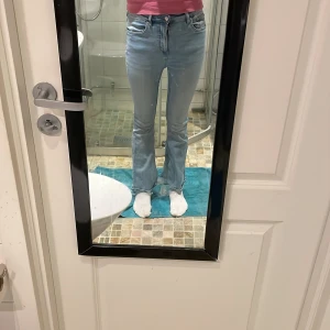 Ljusblå Jeans  -  Säljer ett par ljusblå jeans från lager 157 I storlek S och längd short det har även en hög midja. ⭐️ det är använda ganska mycket  och har några små defekter men inget man tänker på, se sista bilden 💕