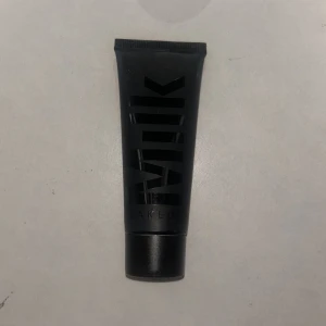 Svart primer från Milk Makeup - Säljer en svart tub av Milk Makeup's Pore Eclipse Mattifying Primer. Perfekt för att skapa en jämn och matt bas innan smink. Tuben är smidig och lätt att använda. Har använt den kanske 2ggr nästan helt full!!!  original priset är 529kr
