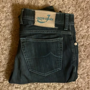 Mörkblå jeans från Jacob Cohen - Snygga mörkblå jeans från Jacob Cohen med ljusblåa sömmar, hör av dig vid frågor!