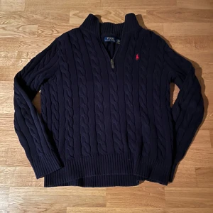 Raulph lauren - Säljer denna snygga kabelstickade half-zip från Raulph lauren. Använd mycket få gånger. Storlek M