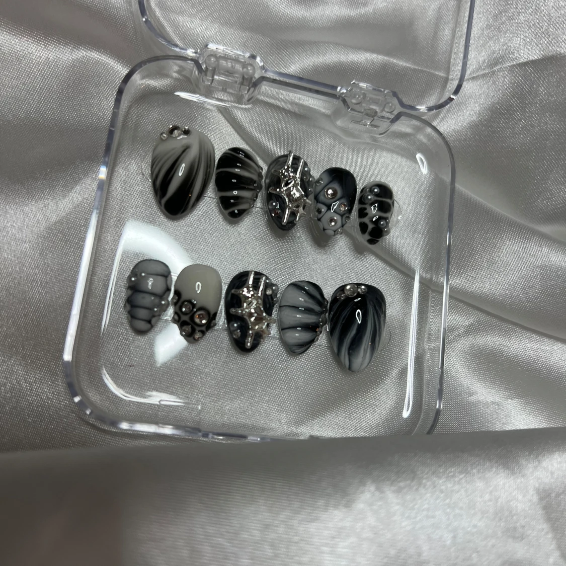 Svartvit nagelset med pärldetaljer🌟