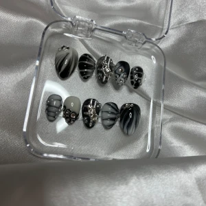 Svartvit nagelset med pärldetaljer🌟 - Mått: 15-11-12-11-9 (MM)  Handgjorda naglar av högsta kvalitet✨Vid rätt applicering & borttagning kan du få ut flera användningar av dom! Man får med prepkit❤️