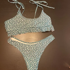 Blommig bikini - Väldigt söt bikini men väldigt liten i överdelen. Fåtal gånger använd. Skulle säga att den är mer som en xs/S än M