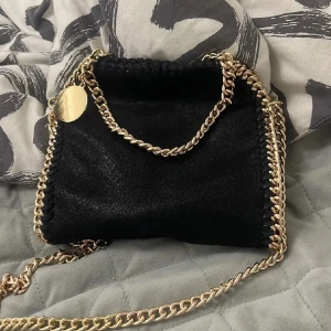 Väska  - Säljer en Stella McCartney liknande väska, 18 cm 🥰