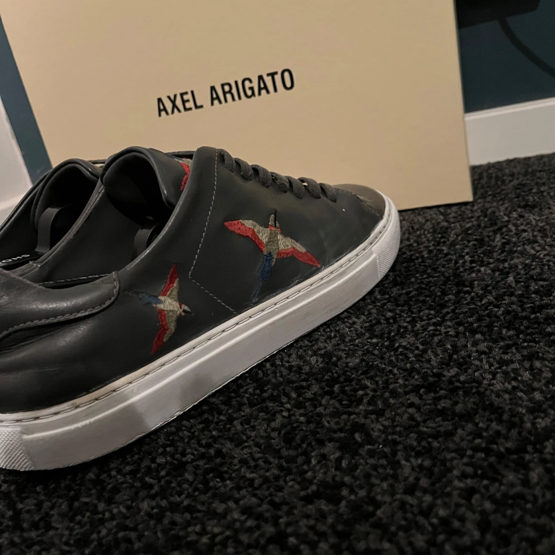 Grå sneakers från Axel Arigato - 2