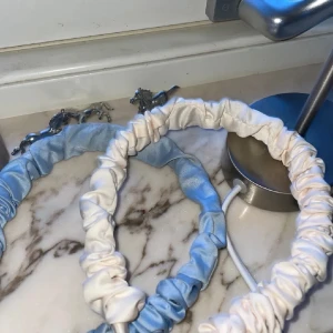 Diadem  - Ett elegant diadem i siden, i ljusblått. De har en rynkad design som ger en lyxig känsla. Perfekt för att lägga till en touch av stil till din outfit. ENDAST BLÅA KVAR!!