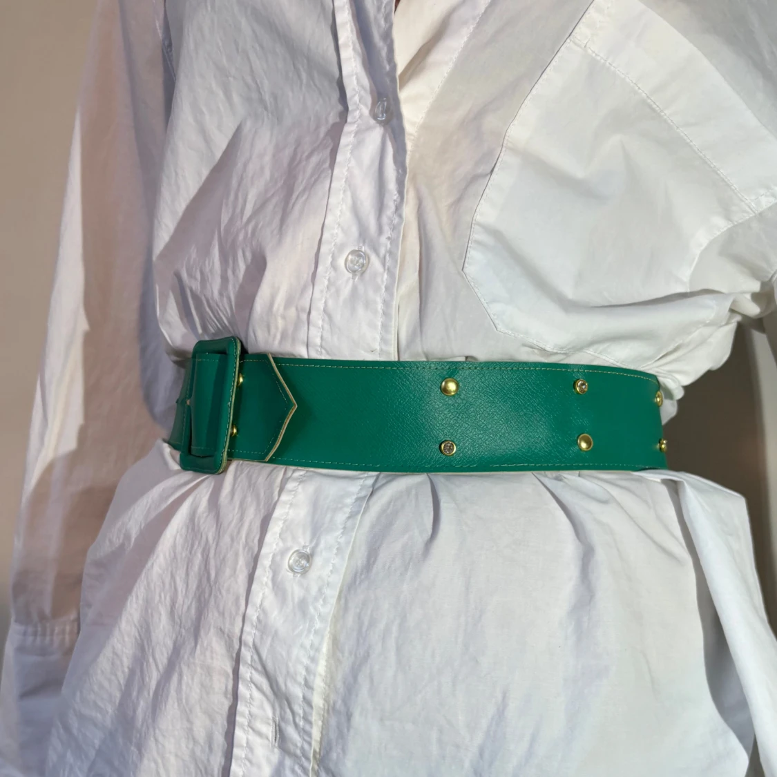 Grönt bälte med gulddetaljer