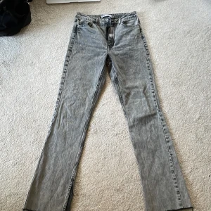 Grå jeans  - Snygga grå jeans 