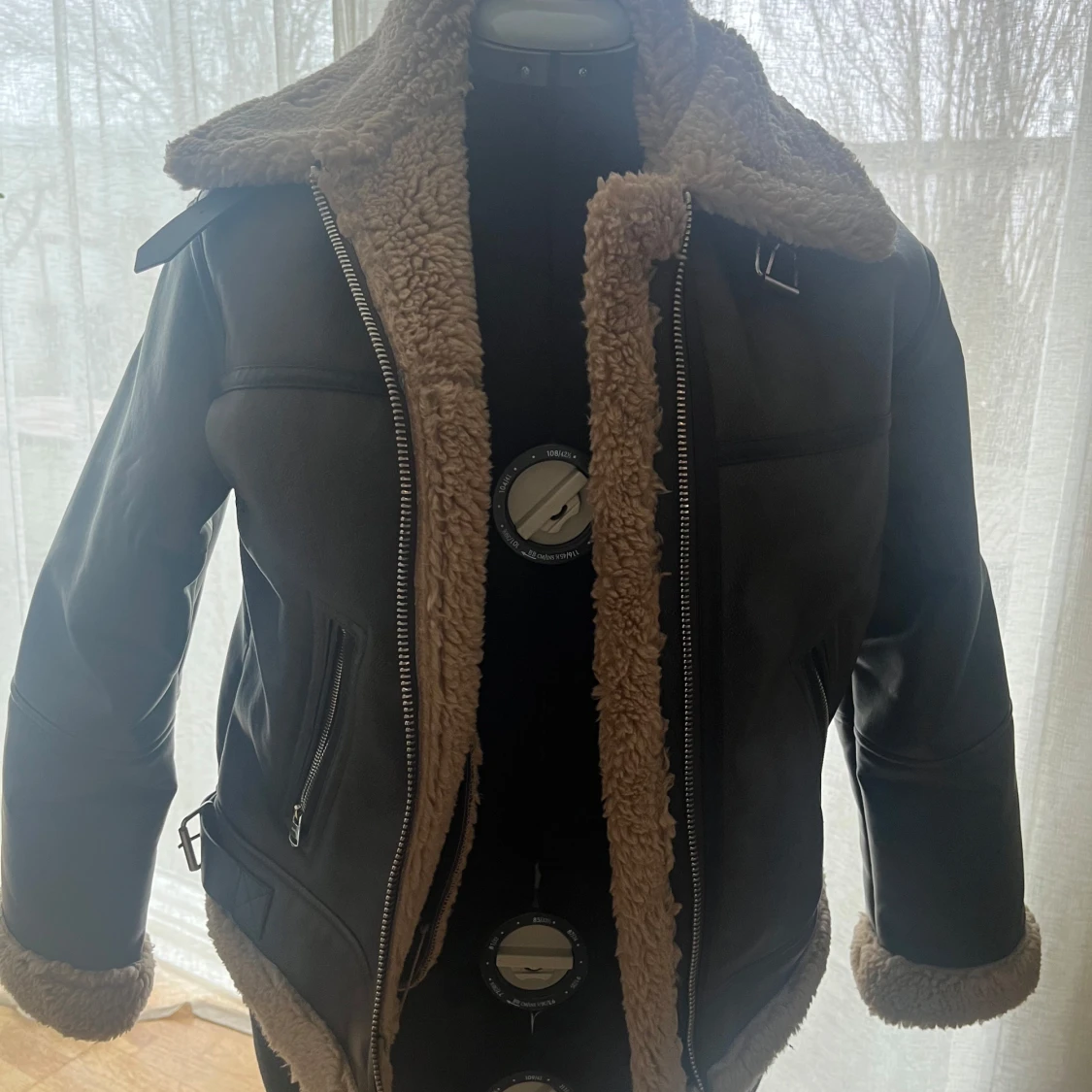 Brun jacka med foder från Bershka