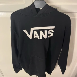 Vans hoodie  - Den är storlek XL men det passar perfekt på mig och jag har storlek S. den är ganska använd. Men inget är sönder 