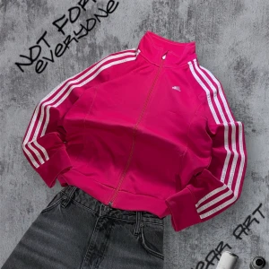 Rosa Vintage Adidas Tröja  - Säljer en snygg rosa Adidas sweatshirt med de klassiska tre ränderna längs ärmarna. Tröjan har en dragkedja framtill. Perfekt för sportiga tillfällen eller en casual look. 💖Skulle säga storlek S