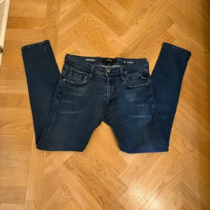 Replay Anbass  - Replay Anbass w 32 L 32 Längd 98 cm  Midjemått 39x2 cm Mycket fint skick! Sitter slim.