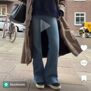 7 for all Mankind jeans  - Snygga blå bootcut jeans från J brand. Funkar på mig som är 168cm. Väldigt snygga med bred kant nertill :) 