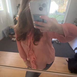 Blus från Zara - Fin rosa blus med volnager och knytning från Zara strl S💕 Någorlunda genomskinlig vilket man ser på förstabilden. Bra skick, använt fåtal gånger