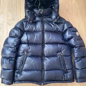 Moncler maya navy blue - Säljer nu min moncler maya i st 1 för att jag har växt ut den. Superfin jacka utan några skavanker. För fler frågor/bilder tveka inte på att skriva!