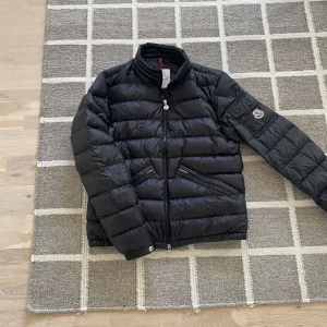Moncler agay jacka  - Nyskick. Size 2 Moncler passar S. Nypris 9000kr. 