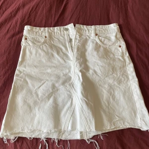 Vit jeanskjol Zara stl M - Vit jeanskjol i stl M från Zara, dragkedjan har däremot gått sönder därav billiga priset i övrigt fin, köparen betalar frakt☺️