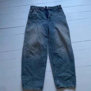 Blå jeans från bershka med loose fit - Säljer ett par baggy blå jeans från bershka som inte har några defekter. De har en klassisk femficksdesign och en avslappnad eller streetwear stil. Perfekta för en bekväm och trendig look. Säljer då dom inte kommer till användning. Skriv för fler frågor🫶 
