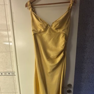 Gul långklänning - Gul addore klänning endast använd en gång! Perfekt till bland annat bal i storlek 38 men passar även 36. Nypris 1395kr