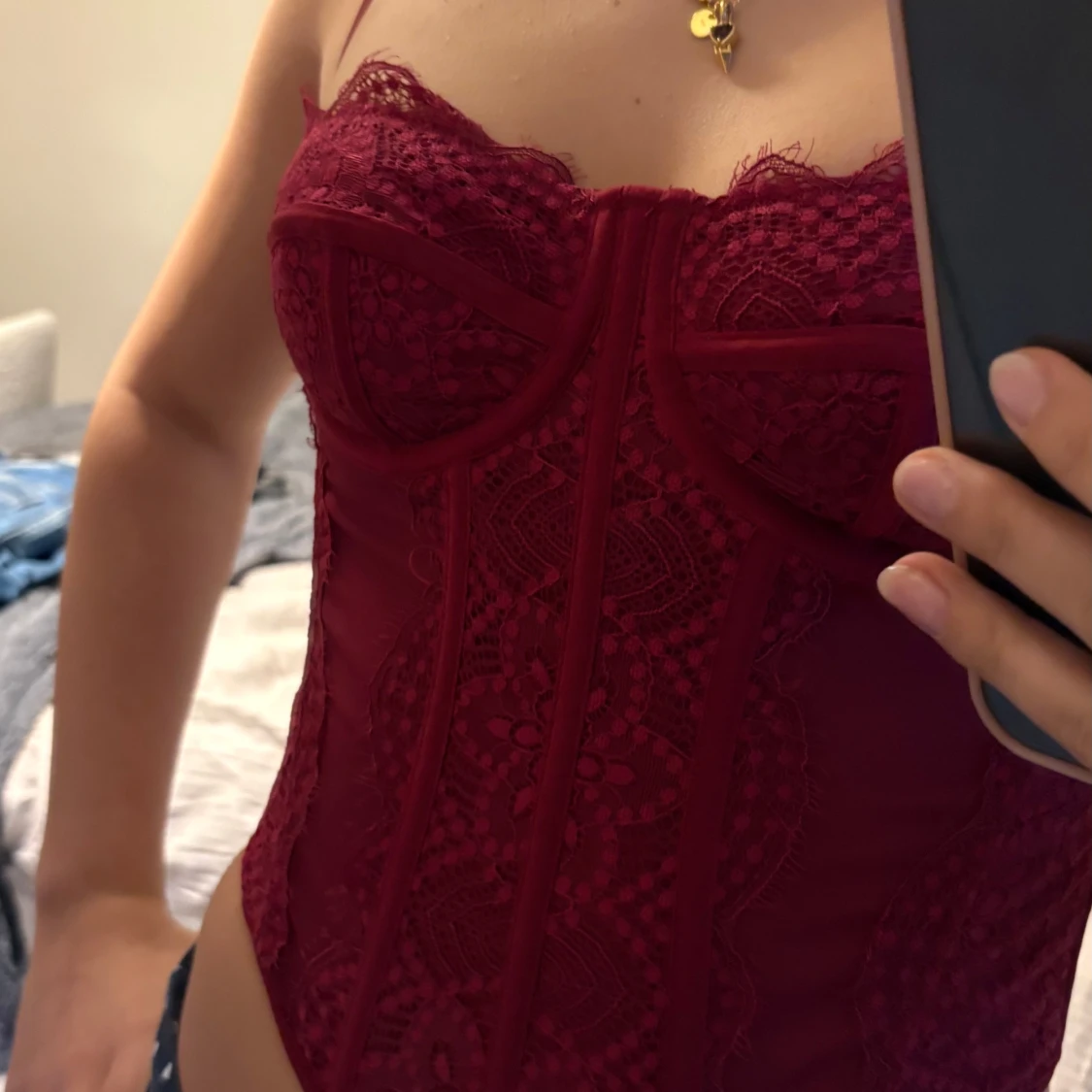 Röd korsett med spetsdetaljer - 3