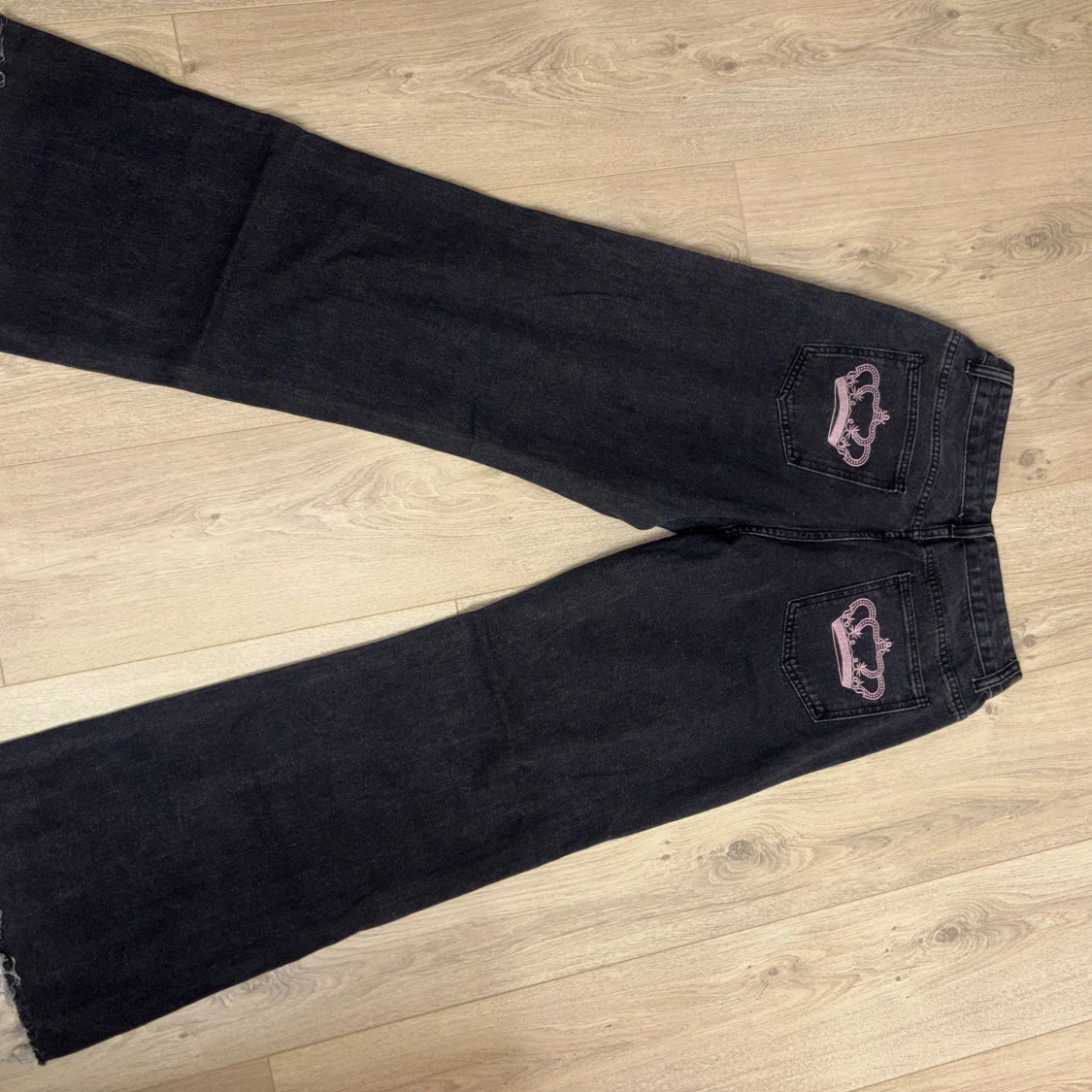 Svarta jeans med rosa broderade kronor