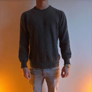 SOFT GOAT Tröja - Säljer en stilren mörkgrå tröja med rund halsringning. Perfekt för en avslappnad look. Från Soft goat