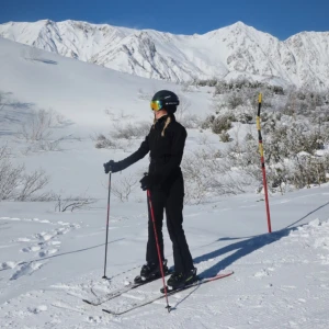 Svart skisuit från Zara - Svart skidoverall från Zara med bälte i midjan. Den är vattenavvisande, vindtät och utrustad med RECCO®*-teknik. Endast använd 3 skiddagar. Nypris: 1395kr. Storleken är L (bild 4 är stl M).