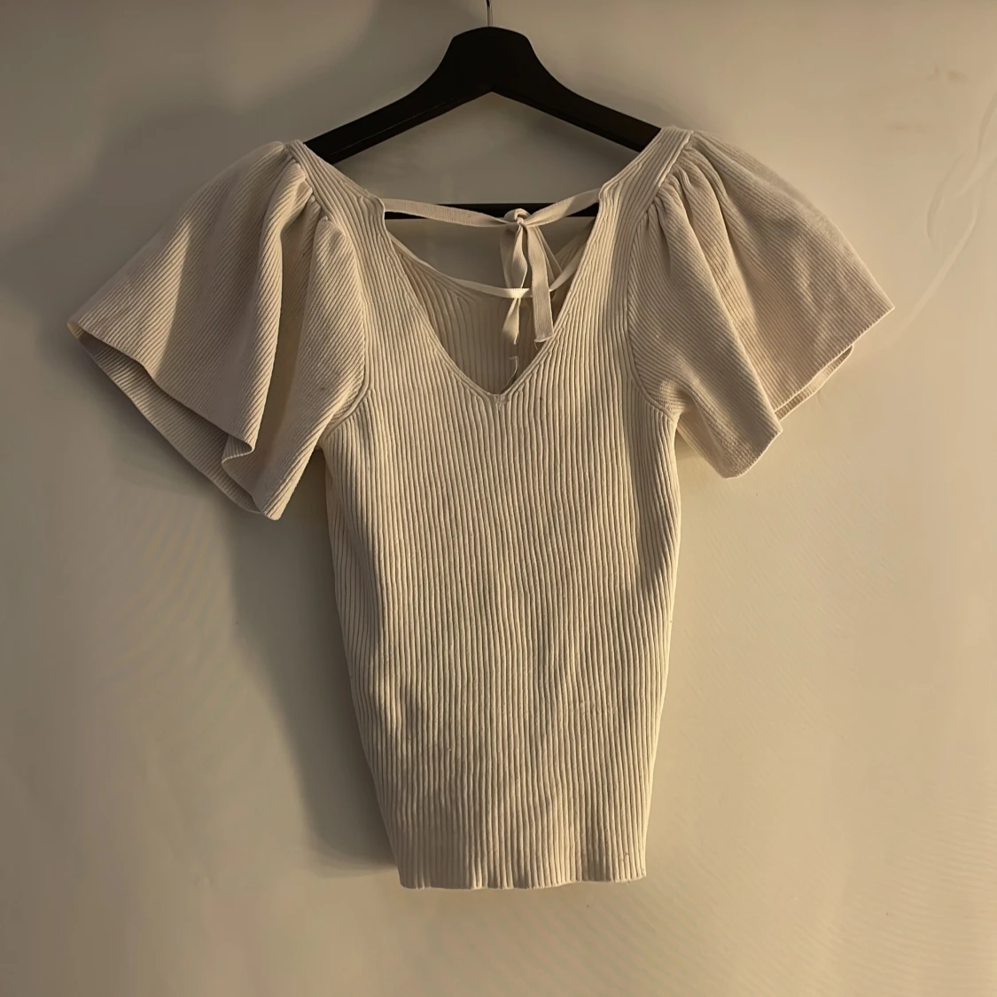 Vit ribbad topp med knytband - 1