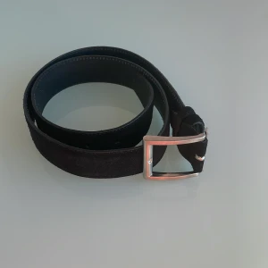 Mocka bälte från Onewear - Jag säljer ett stilrent mocka bälte från Onewear. Detta bälte är helt oanvänt. Längden på detta bälte är 90 cm. Skick 10-10. Nypris 399.