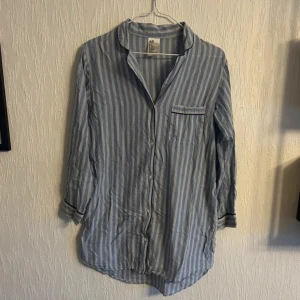 Sovskjorta i randigt - Stor garderobrensning♻️Se gärna mina andra annonser. Pris går att diskutera vid flerköp🌸Soarsamt använd.