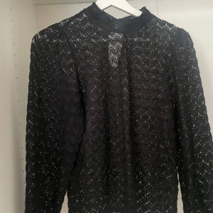 Blus jdy  - Fin blus från Nelly i märket jdy, knappt använd. Perfekt till fest och liknande