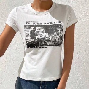 t-shirt med tryck - Snygg vit t-shirt med tryck 🩷 aldrig använd