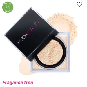 Easy Bake Fragrance Free Loose Baking and Setting Powder - Veganvänligt och doftfritt löspuder från Huda Beauty. Perfekt för att sätta smink och ge en jämn finish. Orginalpris är 499, gillade en annan färg mer så denna kommer inte till användning. Endast testad och annars typ helt ny 