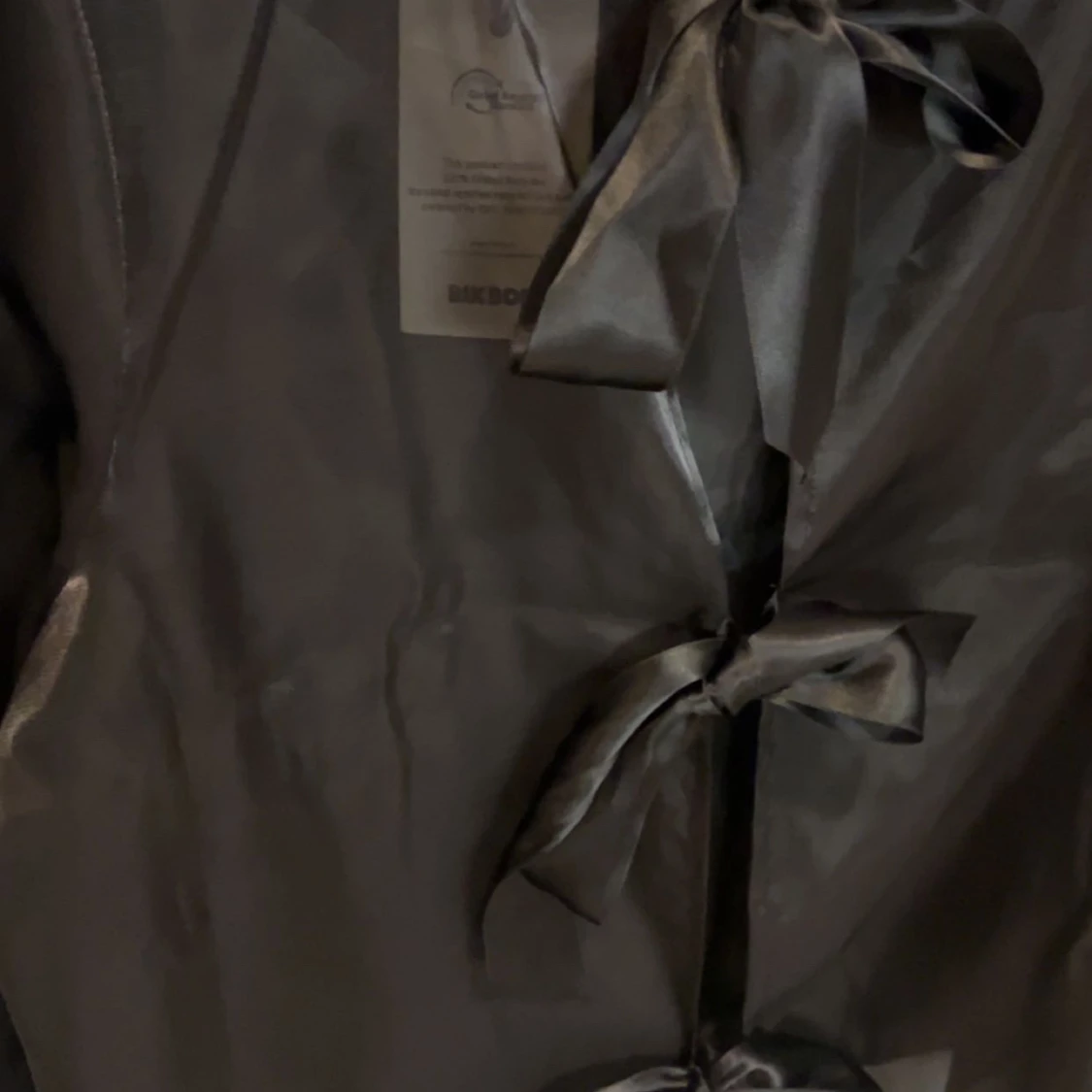 En mesh blouse med rosetter  - 1