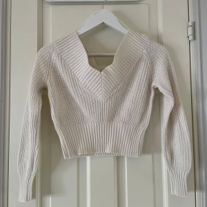 Vit stickad tröja  - Söt croppad v-ringad tröja. Använd ett antal gånger. Står XS men passar bra för mig som har S💞Om man vill se hur den ser ut på är det bara och fråga😊