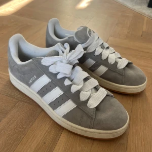 Grå Adidas Campus sneakers - Snygga grå Adidas Campus sneakers, bara använd någon gång, storlek 44,5