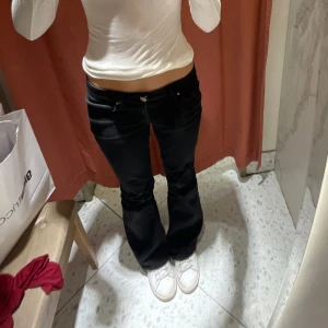 Svarta bootcut jeans - Säljer dessa  svarta bootcut jeans med låg midja. De är väldigt stretchiga ☺️Köpte de för 599kr ja väljer att sälja dessa då de inte kommer till användning längre 💞de är s i midjan o 30 i längd ☺️köpte de i somras så har inte haft de så länge 