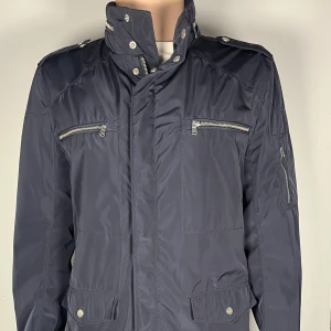 Field jacket  - En riktig snygg och trendig field jacket från Riley i topp skick, storlek M , vid frågor är de bara att skriva // Gramenti 