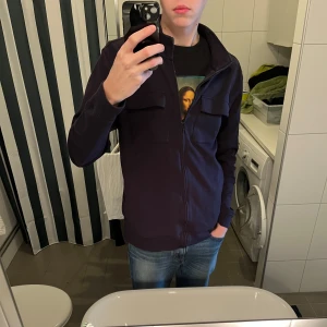 Massimodutti cardigan - Säljer en masimodutti cardigan (tröja), använd mycket få gånger | Säljs inte längre så den är svår att få tag på | Storlek: L men passar M (modellen på bilden är 182 cm lång)🌟