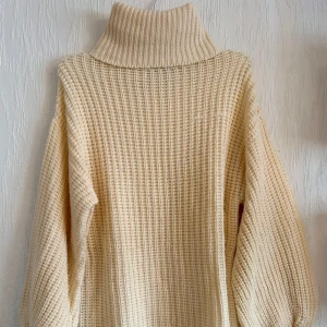 Äggskalsvit stickad polotröja i lång modell - Stor garderobrensning♻️Se gärna mina andra annonser. Pris går att diskutera vid flerköp🌸två maskor som rymt. En ser man på bröstet på första bilden, en annan på bild 3. I övrigt utan anmärkningar.